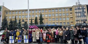 У Миколаєві колядники разом із військовим оркестром на тролейбусі вітали містян зі святом Різдва » Миколаївський Оглядач