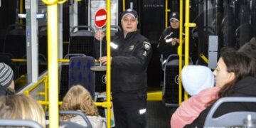 У Миколаєві поліцейські навчали дітей Правил дорожнього руху та безпечній поведінці під час зимових канікул » Миколаївський Оглядач