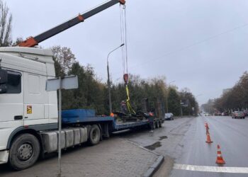 У Рівному на Пагорбі Слави встановлюють ковані соняхи: що вони символізують