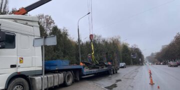 У Рівному на Пагорбі Слави встановлюють ковані соняхи: що вони символізують