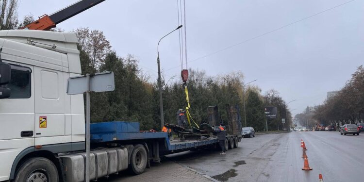 У Рівному на Пагорбі Слави встановлюють ковані соняхи: що вони символізують