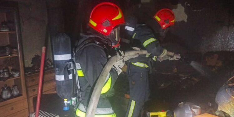 У Шепетівці горіла квартира: мешканець отримав опіки та отруївся чадним газом —Хмельнитчина