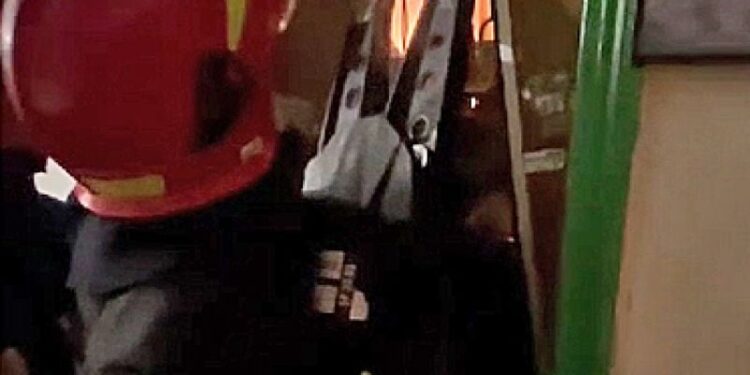 У Шепетівці надзвичайники допомогли дитині вибратися з ліфта —Хмельнитчина