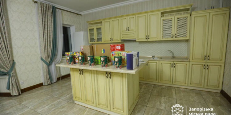 У Запоріжжі багатодітна родина отримала від влади великий будинок – фото | Новости Запорожья