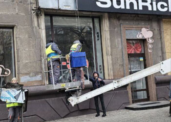 У Запоріжжі прибрали незаконну рекламу з історичної будівлі на проспекті Соборному – в цьому будинку розміщується фотоклуб | Новости Запорожья