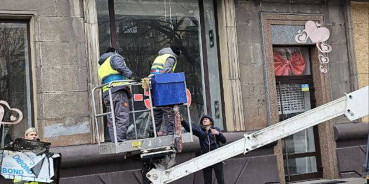 У Запоріжжі прибрали незаконну рекламу з історичної будівлі на проспекті Соборному – в цьому будинку розміщується фотоклуб | Новости Запорожья