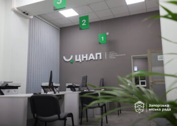 У Запоріжжі відкрився ЦНАП на вулиці Кияшка – його відбудували після російської атаки | Новости Запорожья