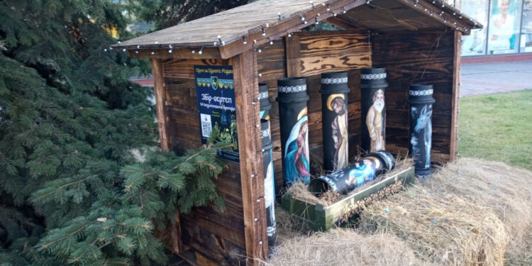 У Запоріжжя встановили вертеп з розмальованими тубусами – акція Один за Одного: Різдво, 141 ОМБр | Новости Запорожья