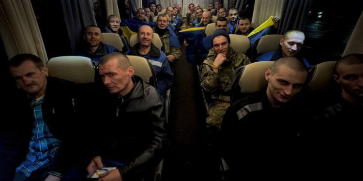 З полону повернули двох оборонців Маріуполя з Полтавщини