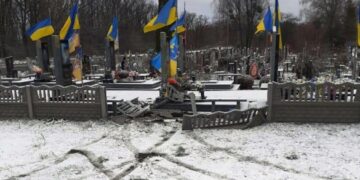 Занесло на дорозі: у Смілі водій в’їхав у паркан кладовища