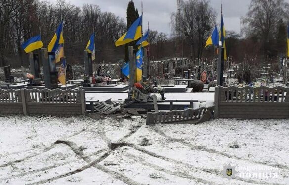 Занесло на дорозі: у Смілі водій в’їхав у паркан кладовища