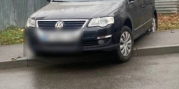 З’явилося відео, де п’яна львів’янка ледь не збила дітей на тротуарі
