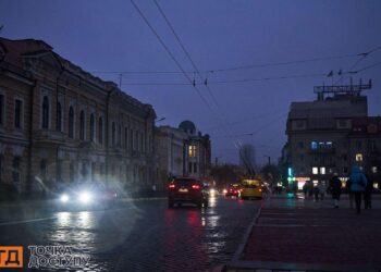 Напередодні нового року вечірній Кропивницький сяє вогнями – ФОТОРЕПОРТАЖ