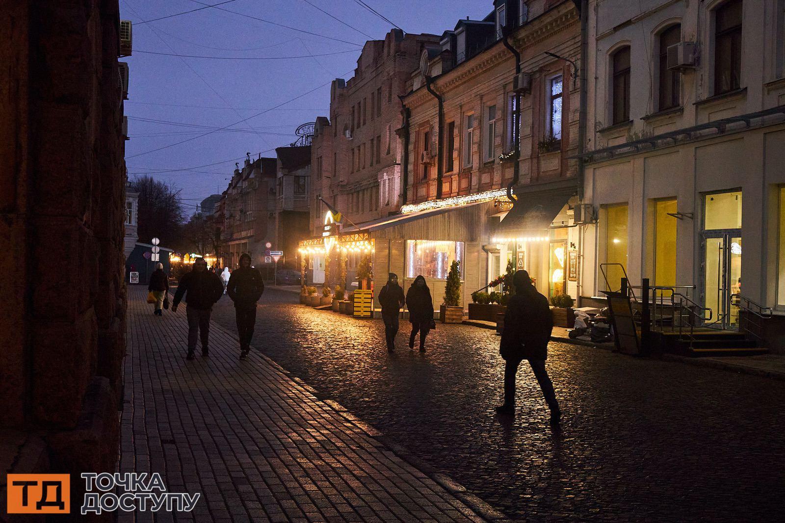 Напередодні нового року Вечірній Кропивницький прикрашають гірлянди.