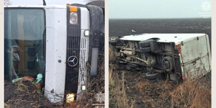 Внаслідок ДТП перекинулася автівка у Кіровоградській області