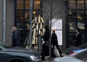 Біля кафе Honey в Києві встановили ялинку з боєприпасів, зібраних на Запорізькому напрямку – фото | Новости Запорожья