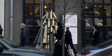 Біля кафе Honey в Києві встановили ялинку з боєприпасів, зібраних на Запорізькому напрямку – фото | Новости Запорожья