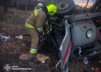 Біля повороту на с. Миколаївське сталась дорожня аварія — постраждалих деблокували рятувальники » Миколаївський Оглядач