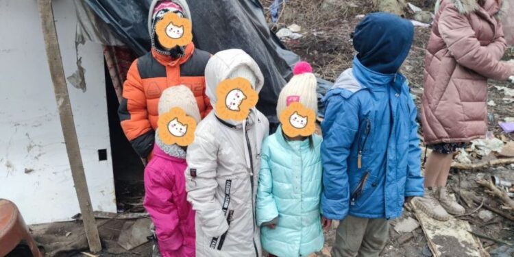 Босі та брудні: у Тернополі сім’я з дітьми віком від 4 до 11 років жили у халабуді просто неба | Терміново новини Тернополя