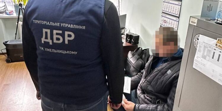 Брав побори з підлеглих військовослужбовців: на Хмельниччині ДБР вручило підозру командиру групи 110 бригади —Хмельнитчина