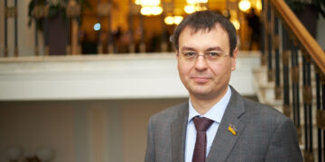 Данило Гетманцев подав законопроєкт про оподаткування всіх посилок за кордону