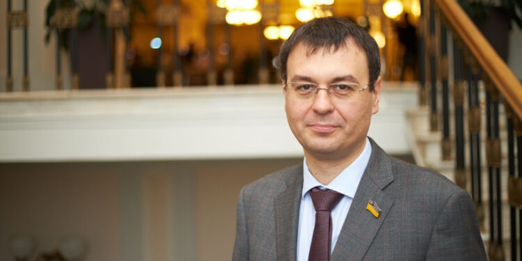 Данило Гетманцев подав законопроєкт про оподаткування всіх посилок за кордону