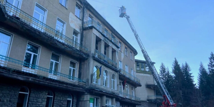 Евакуювали 102 людей: на Прикарпатті горів санаторій (ФОТО)
