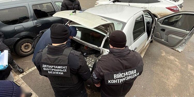 Гроші в багажнику – а Тернопільщині затримали працівника ДСНС