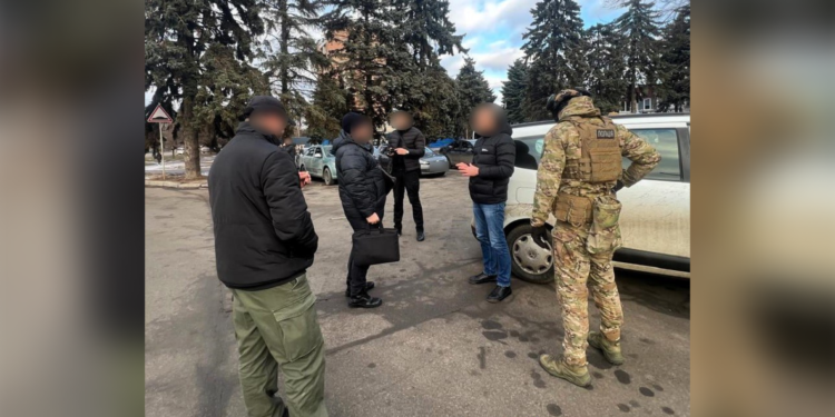 Хабар за дозвіл на вирубку дерев: підозрюють посадовця