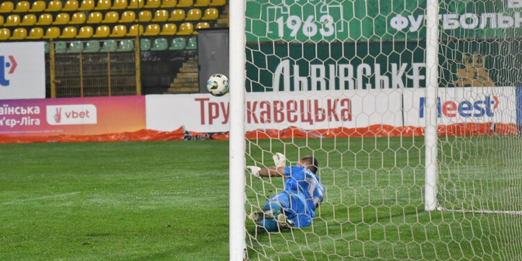 «Інгулець» у Львові перервав серіал виїзних пропущених голів з 11-метрової позначки