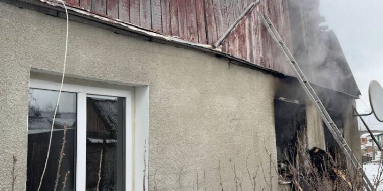 Ймовірно через пустощі дітей з вогнем горів будинок у Шепетівці —Хмельнитчина