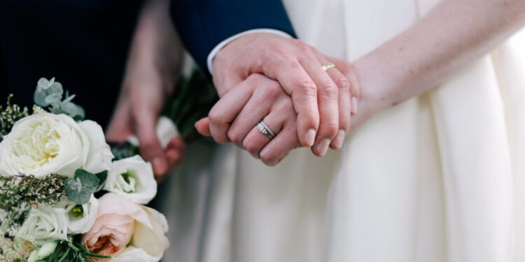 Кількість шлюбів зменшилась, а розлучень — побільшало: скільки пар одружилися на Житомирщині торік | Журнал Житомира