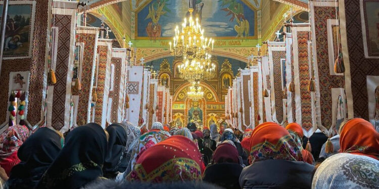 “Конфліктів не маємо”: як в Космачі віряни двох церков святкували різні свята в один день (ФОТО)