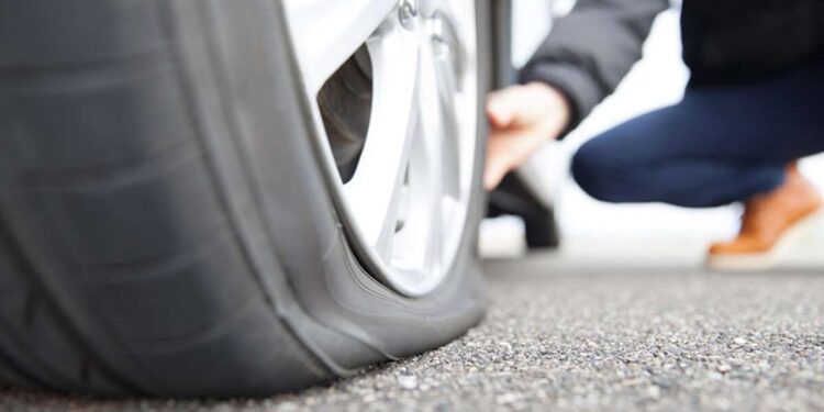 Лопнула шина на ходу: що робити – поради експертів | |
