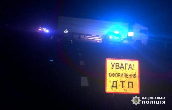 На Черкащині легковик в’їхав у вантажівку: один з водіїв загинув, двох пасажирів госпіталізували (ФОТО)