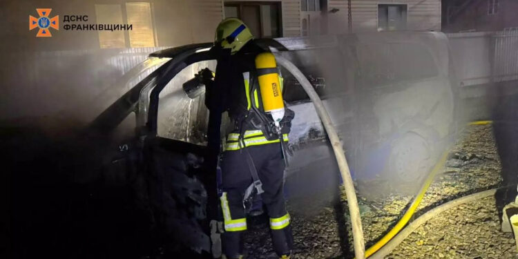 На Прикарпатті горів автомобіль: є травмований (ФОТОФАКТ)