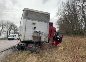 На Рівненщині пенсіонер виїхав на зустрічну смугу та зіткнувся із вантажівкою
