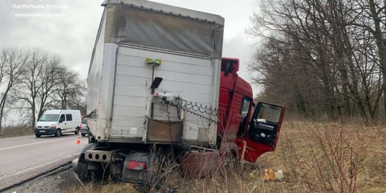 На Рівненщині пенсіонер виїхав на зустрічну смугу та зіткнувся із вантажівкою