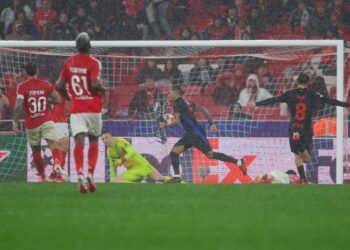 Ошибка Трубина привела к поражению «Бенфики» в матче против «Барселоны»