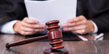 Отримувала хабарі від підприємців: на Прикарпатті судитимуть директорку лікарні