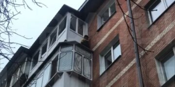 Патрульні рятували 7-річного хлопчика, який опинився на даху балкона —Хмельнитчина