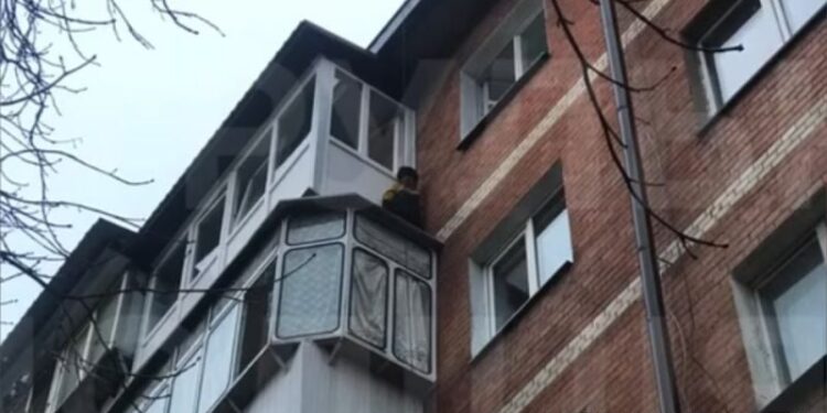 Патрульні рятували 7-річного хлопчика, який опинився на даху балкона —Хмельнитчина