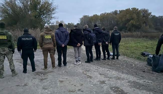 Перевізник п’ятьох чоловіків через кордон намагався підкупити прикордонників :: Інтент :: Суспільно-політичне видання:: Регіональна мережа якісної журналістики