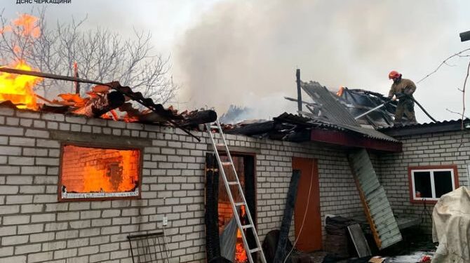 Під час пожежі у Ротмістрівській громаді травмувались батько та син  — Новости Черкасс