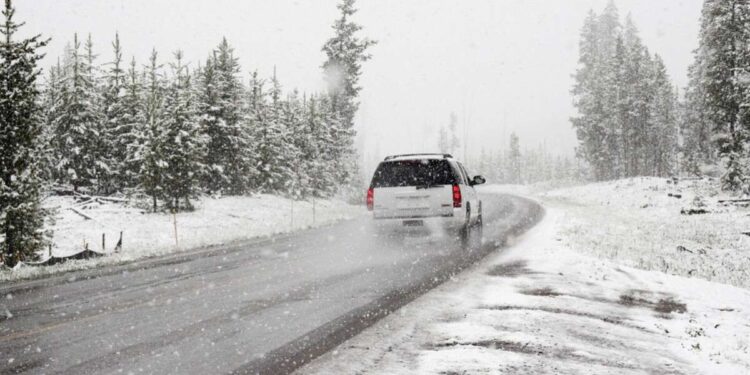 Подорож на автомобілі взимку: як правильно підготуватися, аби уникнути небезпеки | |
