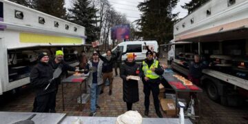 Поліцейські офіцери разом із волонтерами подарували мешканцям двох громад шматочок тепла  — Новини Черкащіни