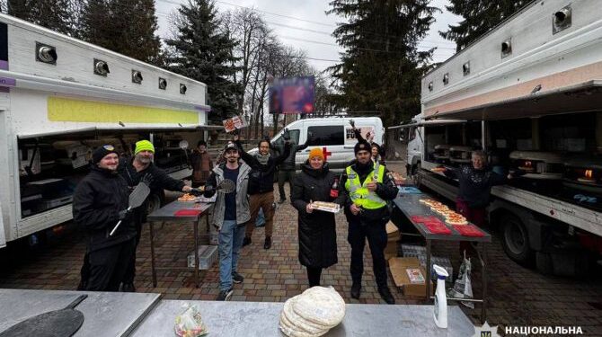 Поліцейські офіцери разом із волонтерами подарували мешканцям двох громад шматочок тепла  — Новини Черкащіни