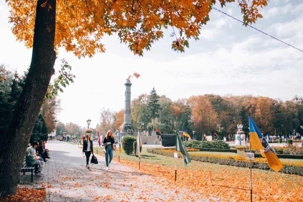 Ілюстративне фото Монументу Слави з прапорами Фото ЗМІСТу