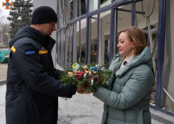 Ракетний удар по лікарні в Запоріжжі – врятована з-під завалів медикиня зустрілася з бійцями ДСНС | Новости Запорожья