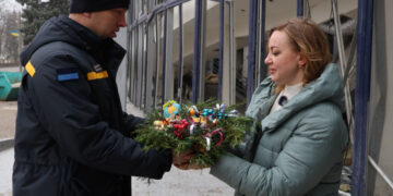 Ракетний удар по лікарні в Запоріжжі – врятована з-під завалів медикиня зустрілася з бійцями ДСНС | Новости Запорожья